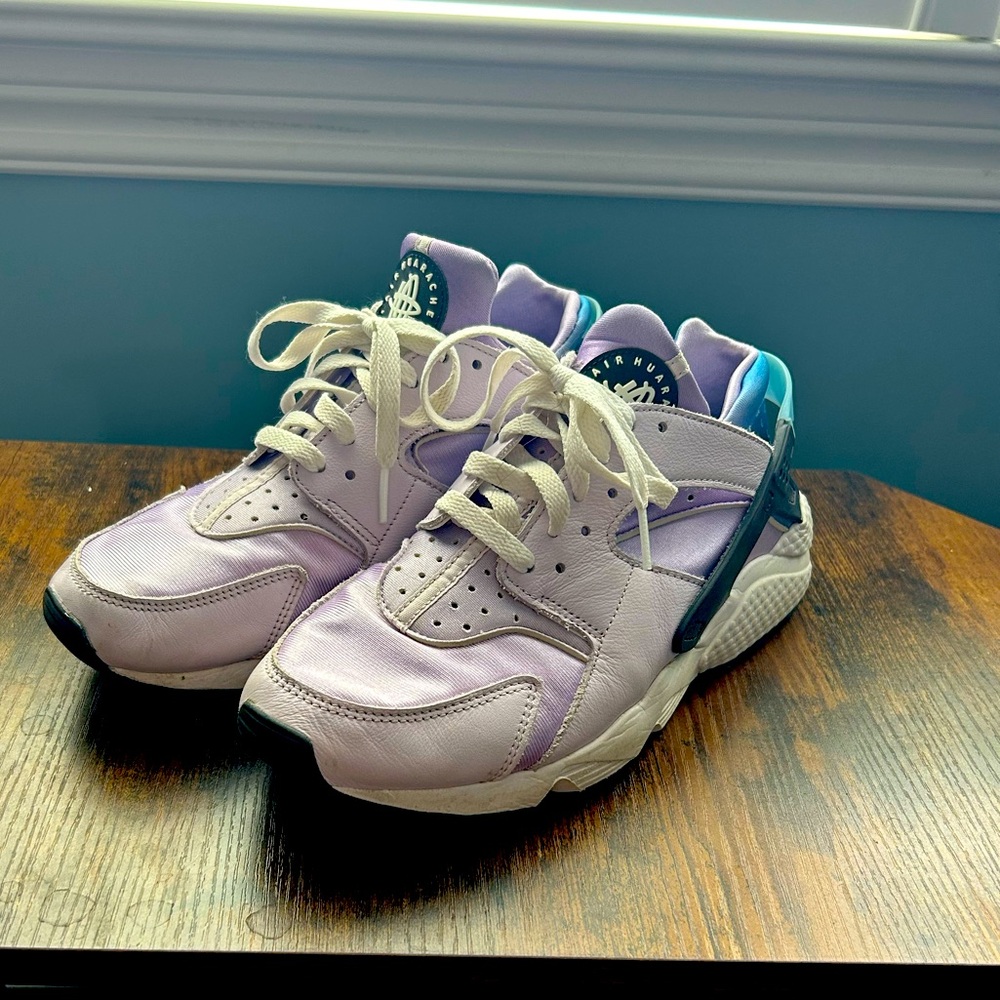 Nike Air Huarache
Lilac Barely Grape (Women's)